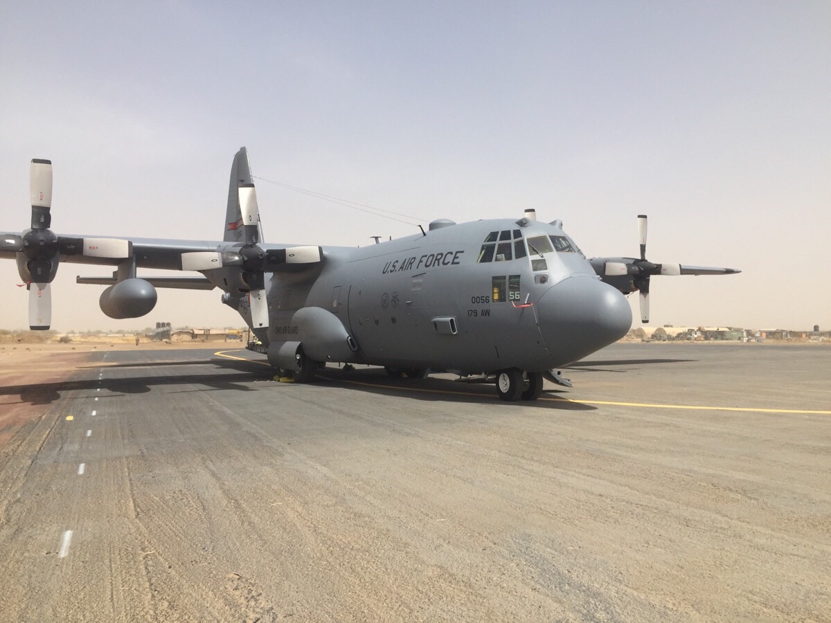 C-130 Hercules sur tarmac stabilisé
