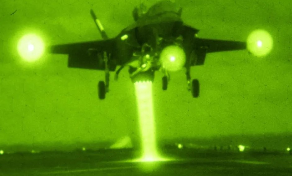 Jet d'échappement d'un F-35B en atterrissage vertical