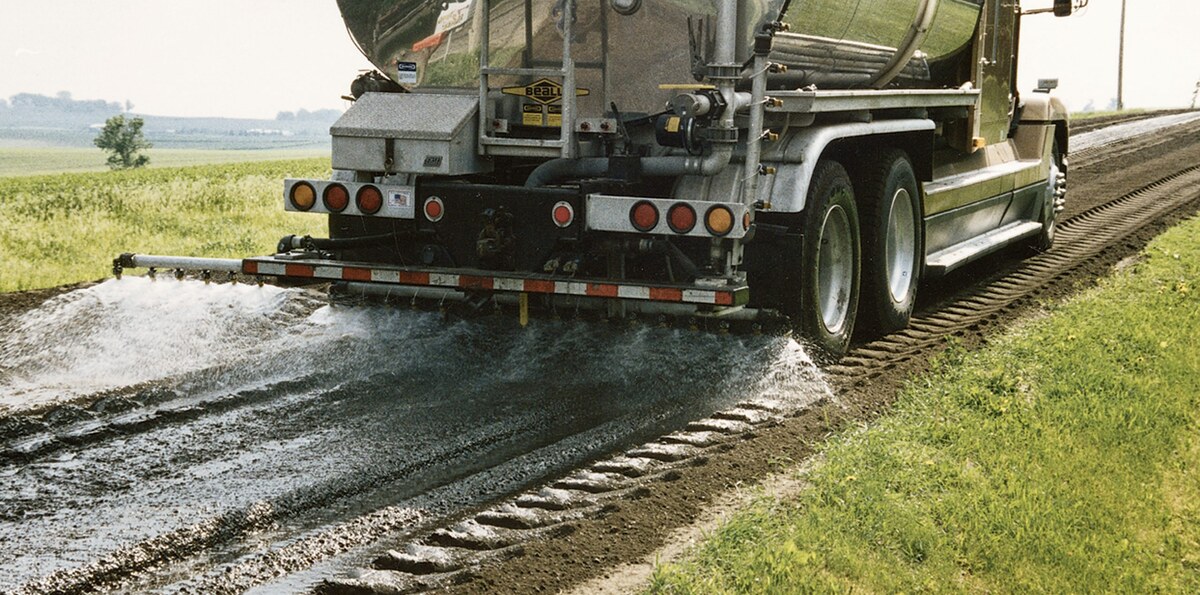 Camion-citerne distributeur à rampe de pulvérisation calibrée