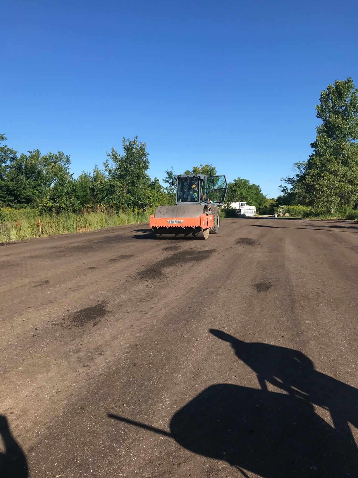 Compaction au rouleau vibrant de la couche stabilisée LL-TEQ — matrice fermée, peu perméable.