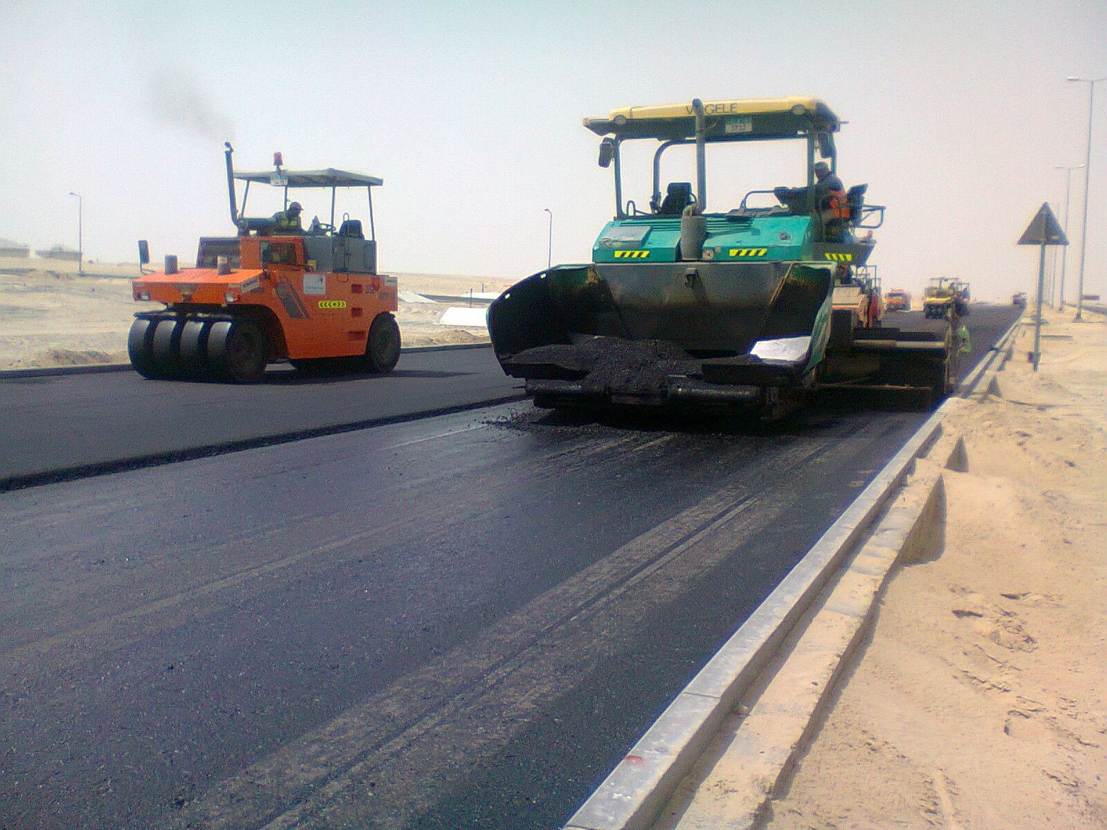 Scene de construction routiere evoquant les essais mecaniques et la performance structurelle.