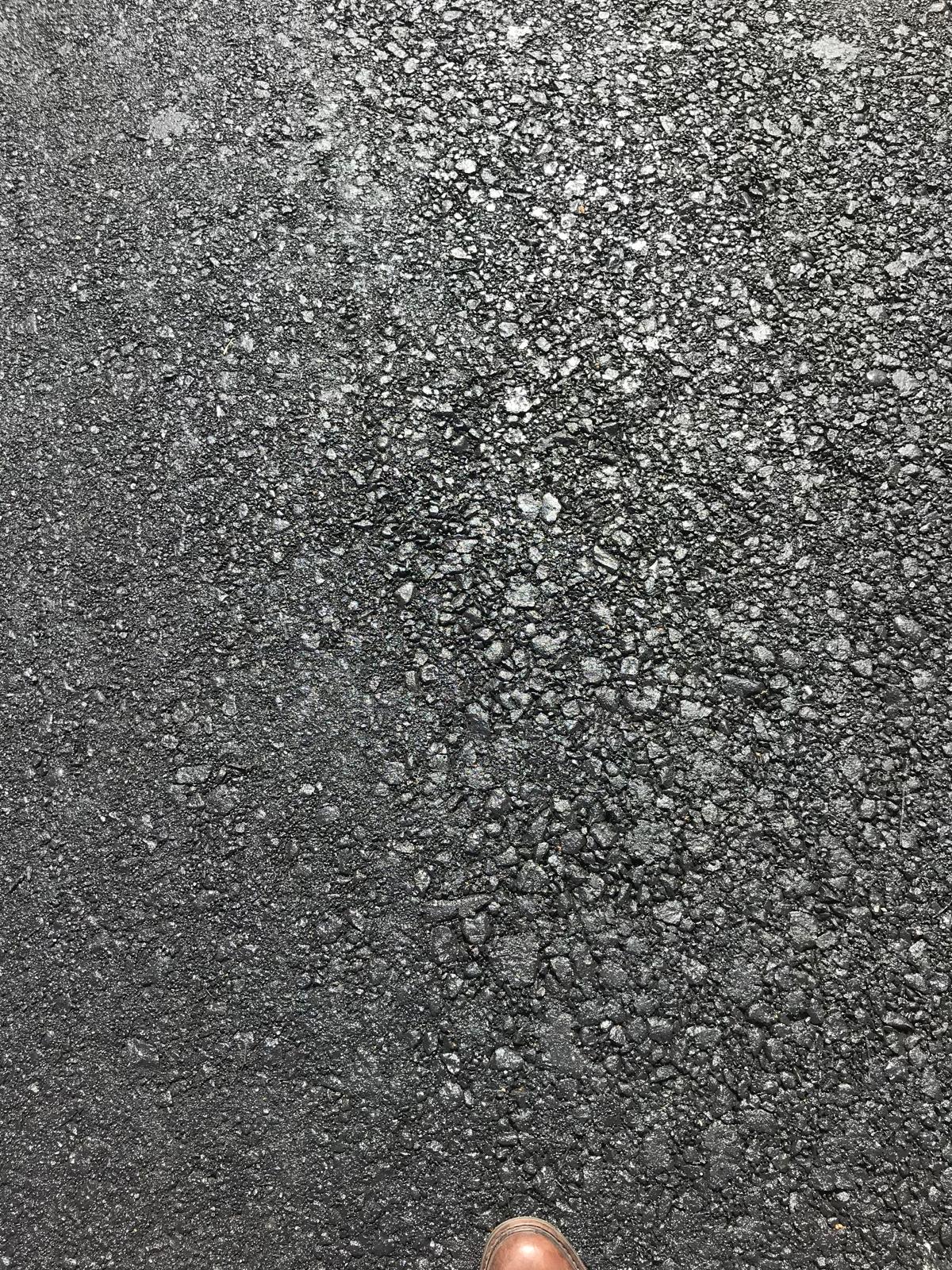 Texture de granulats LL-TEQ™ vue rapprochée — chaussure de chantier sur la surface stabilisée